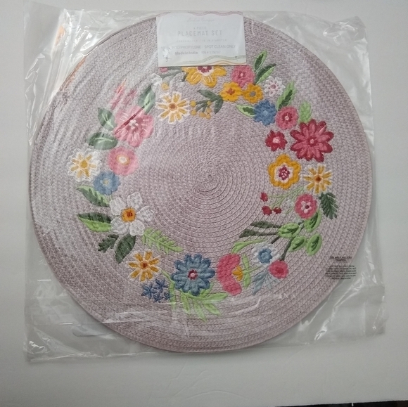 Envogue Floral Embroidered Placemats - Set of 4 Large 15 1/2 inch Diameter - Picture 3 of 3